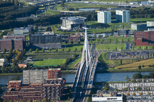 909076 Luchtfoto van de Prins Clausbrug over het Amsterdam-Rijnkanaal te Utrecht, met op de achtergrond de ...
